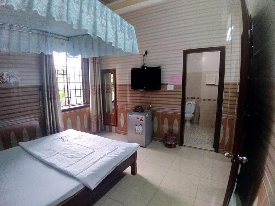 Hoa Phuong Guesthouse Dong Ha Exteriör bild